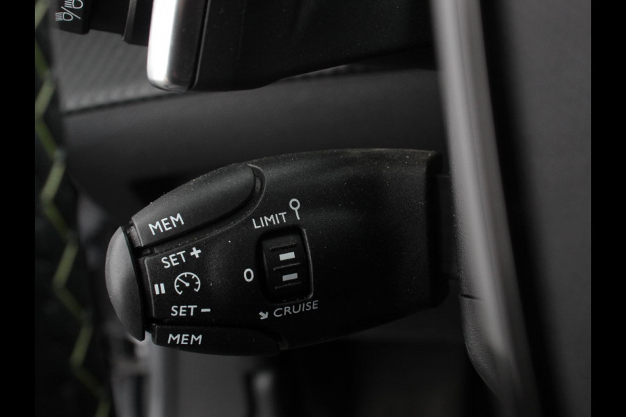 Peugeot 2008 1.2 GT Automaat Climate control Cruise control Apple Carplay/ Android Auto led Lichtmetalen velgen Parkeersensoren Camera