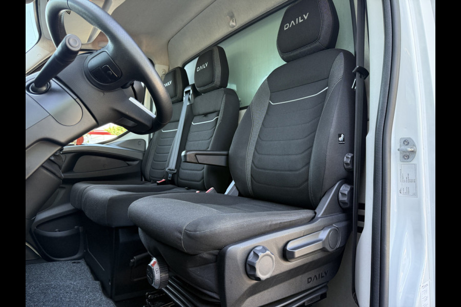 Iveco Daily 35C18H 3.0 Bakwagen met laadklep | Zijdeur | Trekhaak | Dubbel lucht | Navi | Cruisec. | LED