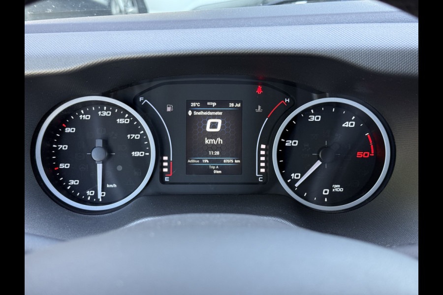 Iveco Daily 35C18H 3.0 Bakwagen met laadklep | Zijdeur | Trekhaak | Dubbel lucht | Navi | Cruisec. | LED