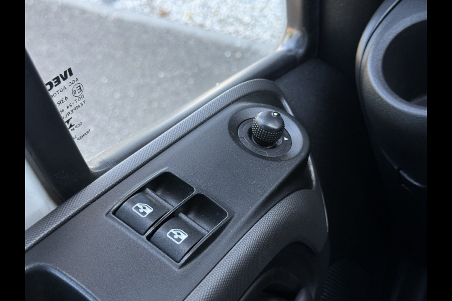 Iveco Daily 35C18H 3.0 Bakwagen met laadklep | Zijdeur | Trekhaak | Dubbel lucht | Navi | Cruisec. | LED