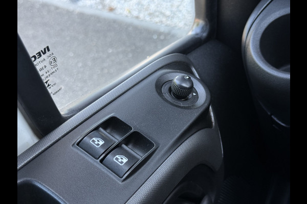 Iveco Daily 35C18H 3.0 Bakwagen met laadklep | Zijdeur | Trekhaak | Dubbel lucht | Navi | Cruisec. | LED