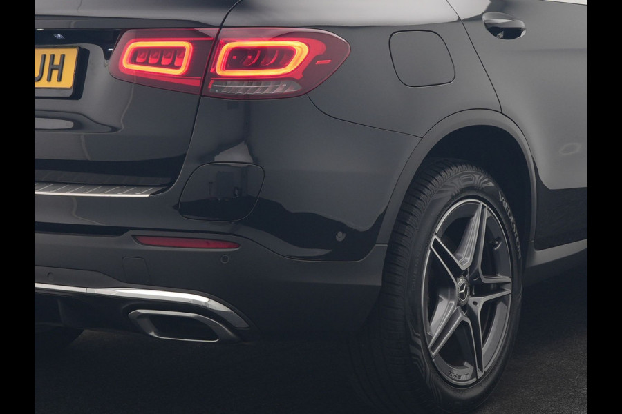 Mercedes-Benz GLC 300e 4MATIC Business Solution AMG 320pk Dealer O.H. | Trekhaak Afn. | Panodak | Camera | Alcantara Sportstoelen Verwarmd | Sfeerverlichting | Apple Carplay | Cruise Control | Navigatie | DAB | 19"L.M | Plug In Hybrid |