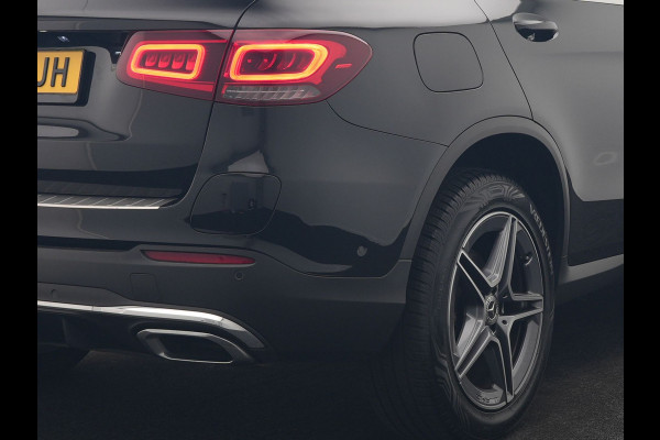 Mercedes-Benz GLC 300e 4MATIC Business Solution AMG 320pk Dealer O.H. | Trekhaak Afn. | Panodak | Camera | Alcantara Sportstoelen Verwarmd | Sfeerverlichting | Apple Carplay | Cruise Control | Navigatie | DAB | 19"L.M | Plug In Hybrid |