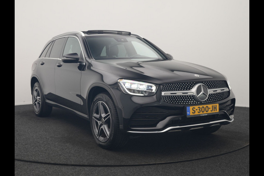 Mercedes-Benz GLC 300e 4MATIC Business Solution AMG 320pk Dealer O.H. | Trekhaak Afn. | Panodak | Camera | Alcantara Sportstoelen Verwarmd | Sfeerverlichting | Apple Carplay | Cruise Control | Navigatie | DAB | 19"L.M | Plug In Hybrid |