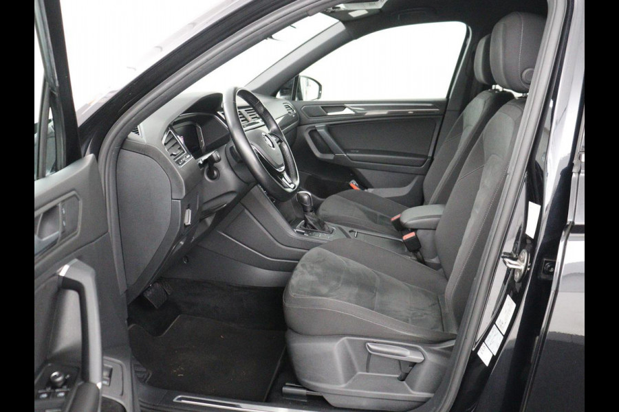 Volkswagen Tiguan Allspace 1.5 TSI Comfortline Business R-Line 7p. | Adaptive cruise | Virtual Dashboard | Carplay | Sfeerverlichting | Full LED | Climate control | Camera | Park assist | Navigatie |