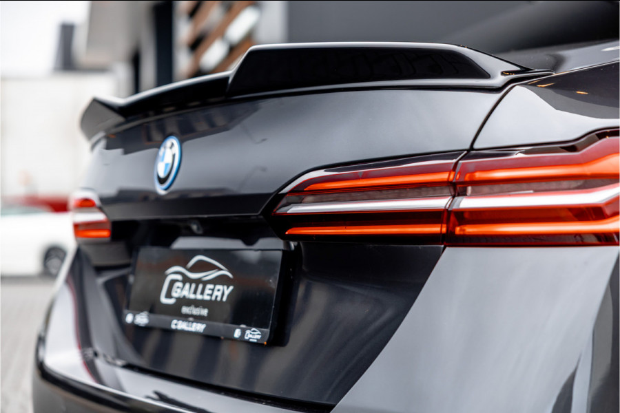 BMW 5 Serie 530e M Sport Edition - Maxton Bodykit | Panorama | H&K | Stoelkoeling | Memory