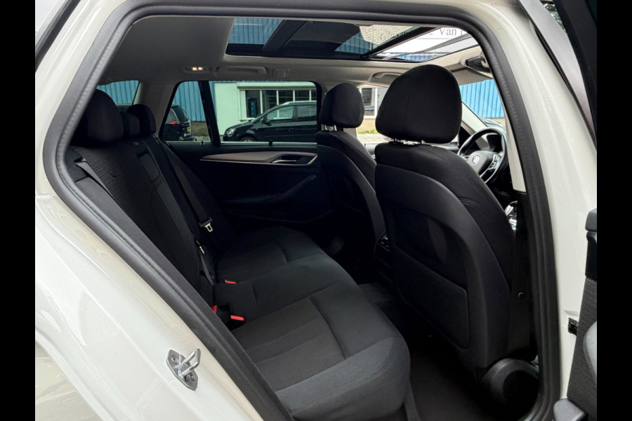 BMW 5 Serie Touring 520i Executive - Panorama dak -Schuifdak I Navigatie I Airco I LED I PDC I Sport pakket I Dealer onderhouden
