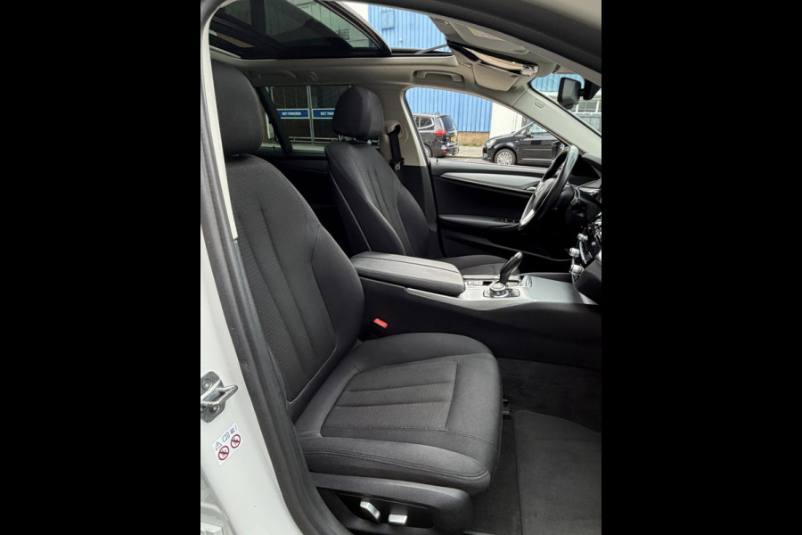 BMW 5 Serie Touring 520i Executive - Panorama dak -Schuifdak I Navigatie I Airco I LED I PDC I Sport pakket I Dealer onderhouden