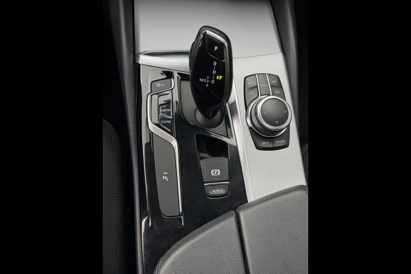 BMW 5 Serie Touring 520i Executive - Panorama dak -Schuifdak I Navigatie I Airco I LED I PDC I Sport pakket I Dealer onderhouden