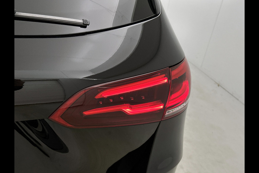 Mercedes-Benz B-Klasse 250 e AMG Plug-In Hybride LIchtmetalen velgen | navigatie | MBUX wide screen| Sfeerverlichting | Night Pakket | Neerklapbare ach Inclusief 24 maanden MB Certified garantie voor Europa.