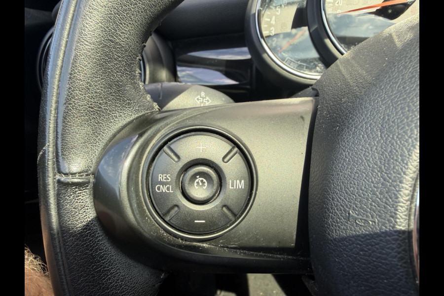 MINI 5-deurs 1.5 Cooper Chili | Panoramadak | Navigatie | Parkeersensoren | Stoelverwarming | Climate Control |