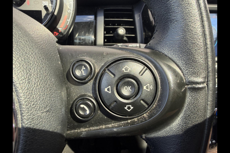 MINI 5-deurs 1.5 Cooper Chili | Panoramadak | Navigatie | Parkeersensoren | Stoelverwarming | Climate Control |