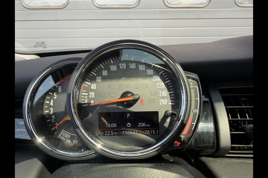 MINI 5-deurs 1.5 Cooper Chili | Panoramadak | Navigatie | Parkeersensoren | Stoelverwarming | Climate Control |