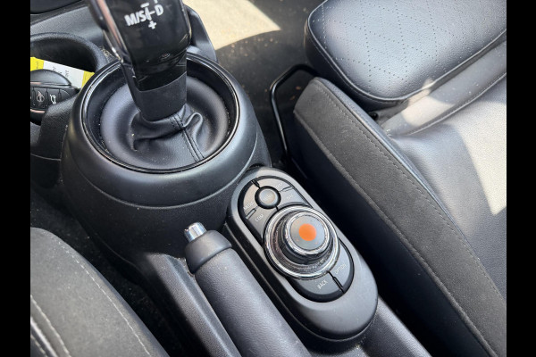 MINI 5-deurs 1.5 Cooper Chili | Panoramadak | Navigatie | Parkeersensoren | Stoelverwarming | Climate Control |