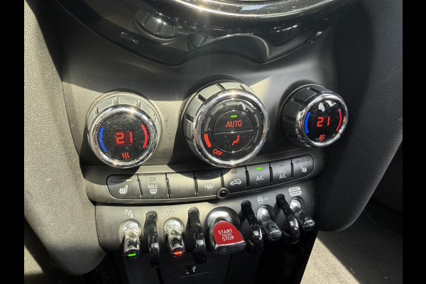 MINI 5-deurs 1.5 Cooper Chili | Panoramadak | Navigatie | Parkeersensoren | Stoelverwarming | Climate Control |