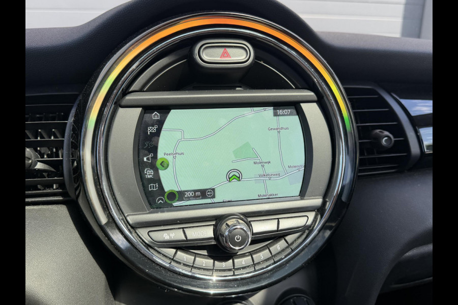 MINI 5-deurs 1.5 Cooper Chili | Panoramadak | Navigatie | Parkeersensoren | Stoelverwarming | Climate Control |