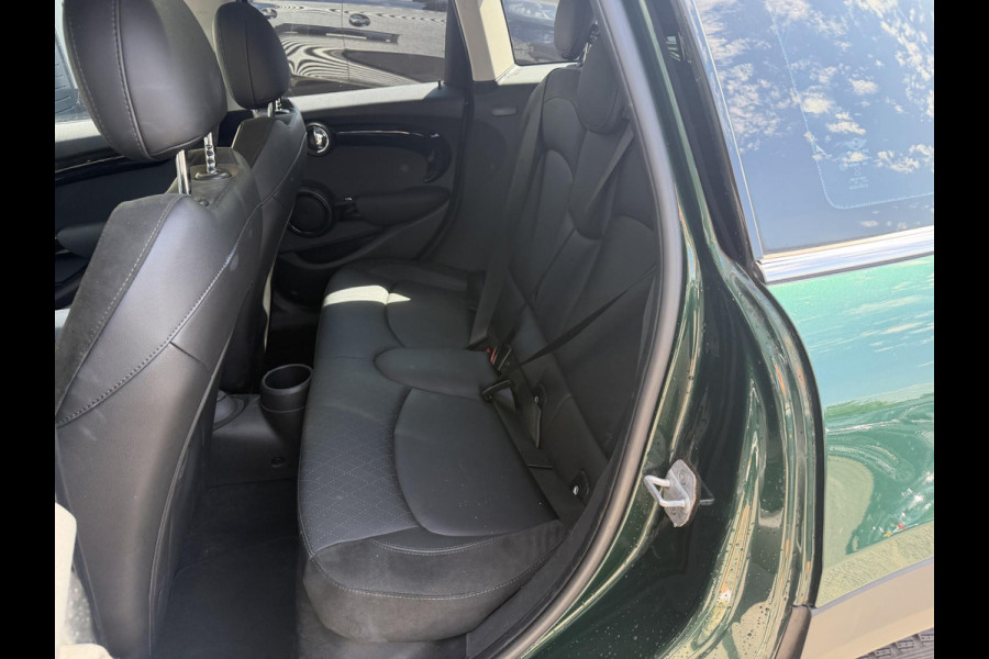 MINI 5-deurs 1.5 Cooper Chili | Panoramadak | Navigatie | Parkeersensoren | Stoelverwarming | Climate Control |