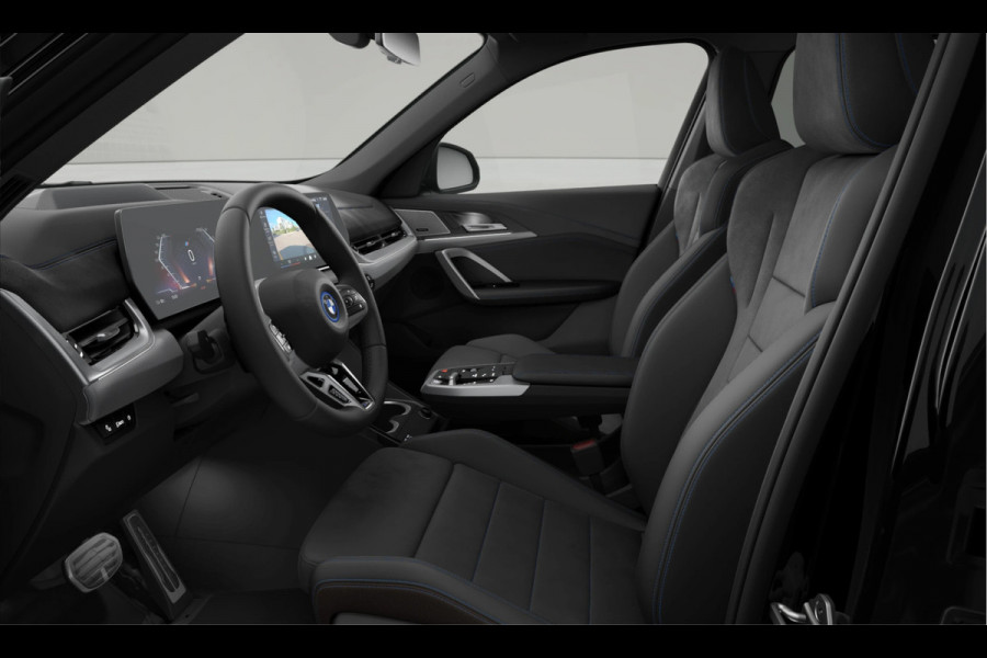 BMW iX1 eDrive20 M-Sport - Pano - Trekhaak - Memoryzetel - Head-Up