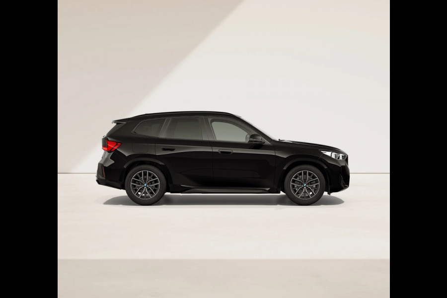 BMW iX1 eDrive20 M-Sport - Pano - Trekhaak - Memoryzetel - Head-Up
