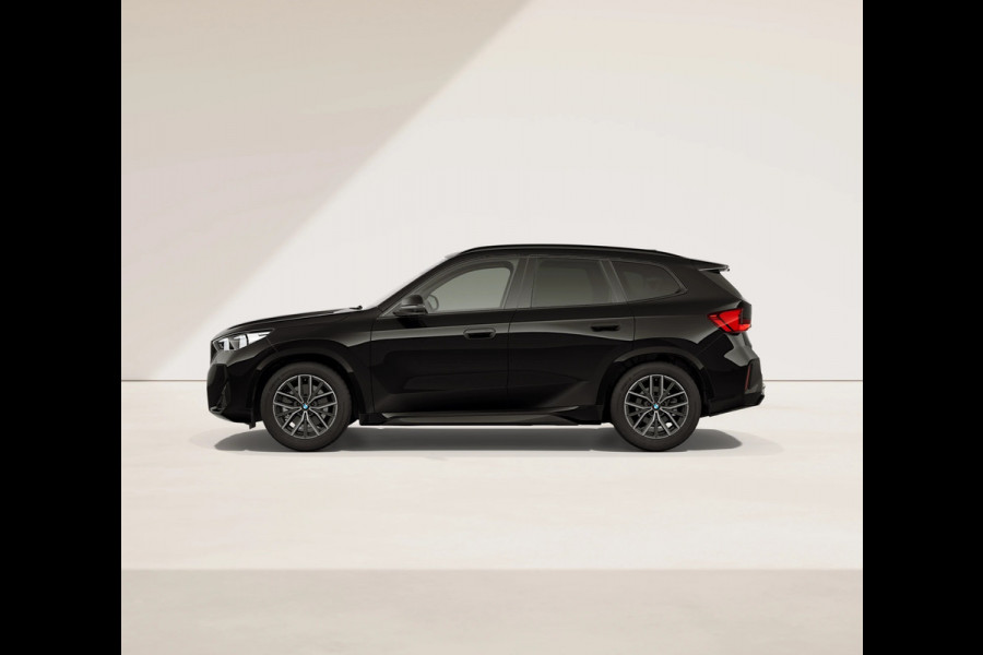 BMW iX1 eDrive20 M-Sport - Pano - Trekhaak - Memoryzetel - Head-Up
