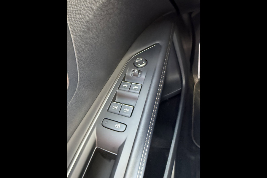 Peugeot 3008 1.2 PureTech GT Line - AUTOMAAT I Navigatie / Apple CarPlay I Airco I Leer I Sport pakket I Dealer onderhouden