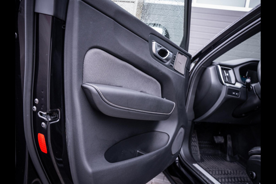 Volvo XC60 2.0 T6 Plug-in hybrid AWD Plus Black Edition - Pano l H&K l Mem. l Trekhaak
