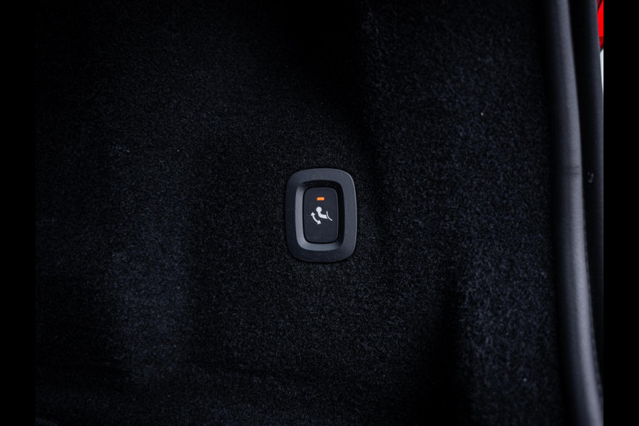 Volvo XC60 2.0 T6 Plug-in hybrid AWD Plus Black Edition - Pano l H&K l Mem. l Trekhaak