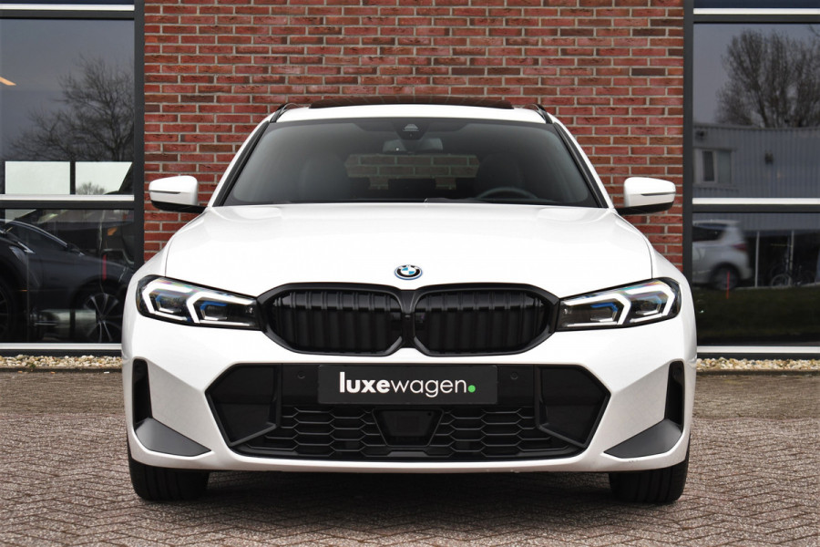 BMW 3 Serie Touring 320e xDrive M-Sport Pro Pano ACC Trekh El-zetels H/K 19inch