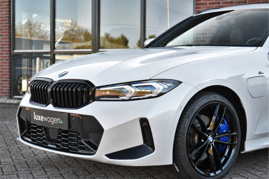 BMW 3 Serie Touring 320e xDrive M-Sport Pro Pano ACC Trekh El-zetels H/K 19inch