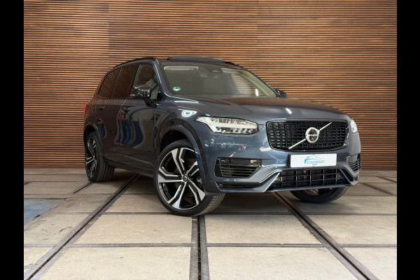 Volvo XC90 2.0 T8 Recharge AWD Ultra Dark 7p|Luchtvering|Trekhaak|Pano| H/K Sound | Massage | Winter Pakket | Driver Assist | HuD