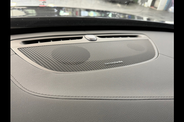 Volvo XC90 2.0 T8 Recharge AWD Ultra Dark 7p|Luchtvering|Trekhaak|Pano| H/K Sound | Massage | Winter Pakket | Driver Assist | HuD