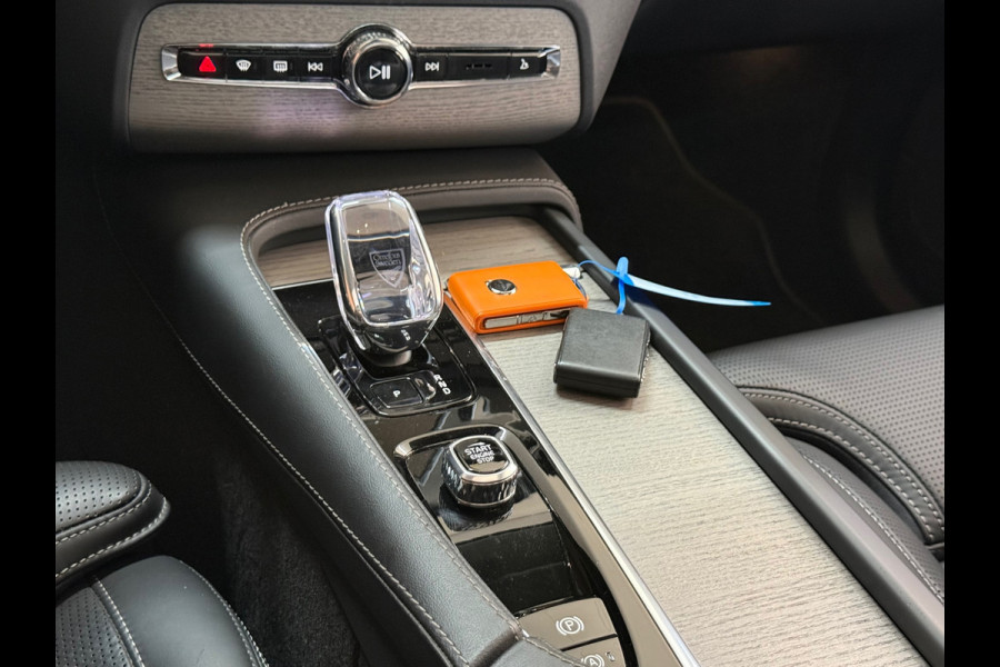 Volvo XC90 2.0 T8 Recharge AWD Ultra Dark 7p|Luchtvering|Trekhaak|Pano| H/K Sound | Massage | Winter Pakket | Driver Assist | HuD