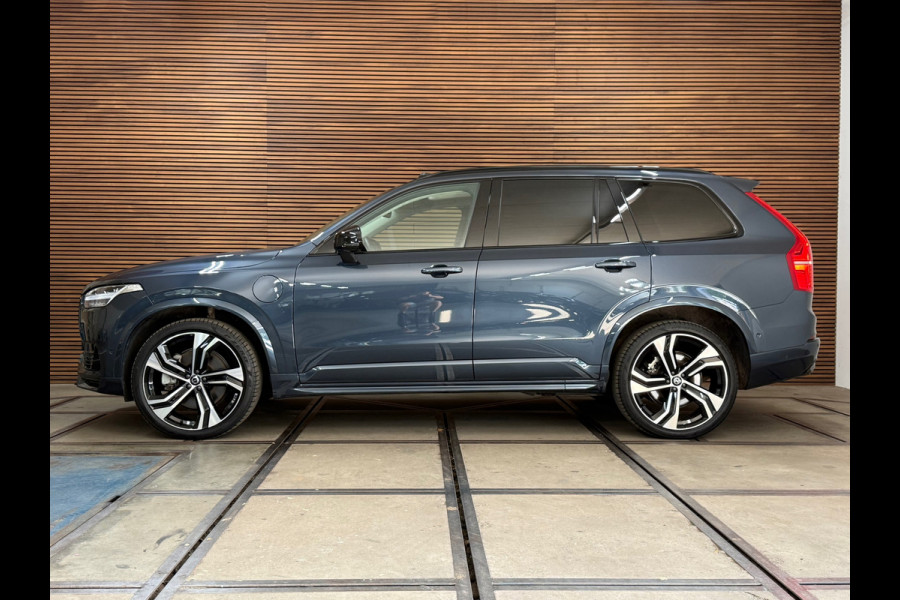 Volvo XC90 2.0 T8 Recharge AWD Ultra Dark 7p|Luchtvering|Trekhaak|Pano| H/K Sound | Massage | Winter Pakket | Driver Assist | HuD