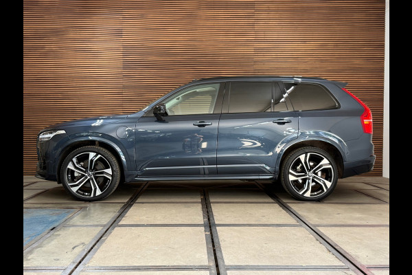 Volvo XC90 2.0 T8 Recharge AWD Ultra Dark 7p|Luchtvering|Trekhaak|Pano| H/K Sound | Massage | Winter Pakket | Driver Assist | HuD