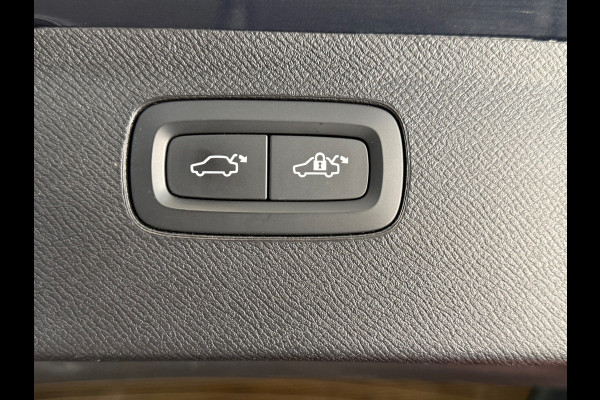 Volvo XC90 2.0 T8 Recharge AWD Ultra Dark 7p|Luchtvering|Trekhaak|Pano| H/K Sound | Massage | Winter Pakket | Driver Assist | HuD