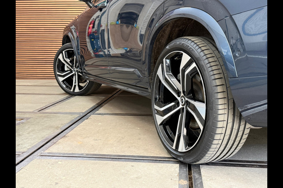Volvo XC90 2.0 T8 Recharge AWD Ultra Dark 7p|Luchtvering|Trekhaak|Pano| H/K Sound | Massage | Winter Pakket | Driver Assist | HuD