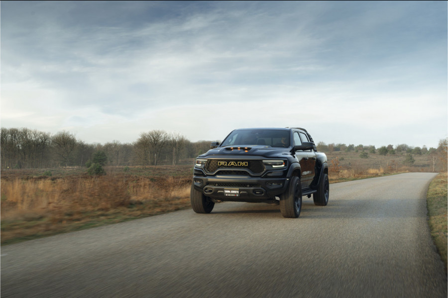 Dodge Ram LIMITED NIGHT H.O 540HP 706Nm | Massage + Full Option | De Meest Luxe en Volle Pick-Up in zijn Klasse | Comfortabele Dubbele Cabine met Royale 5 Zitplaatsen | BPM vrij | Nu Leverbaar uit Voorraad | Voorraad Nr 2370 - 5411 | De specialist in Amerikaanse pick‑ups in Nederland en Europa.
