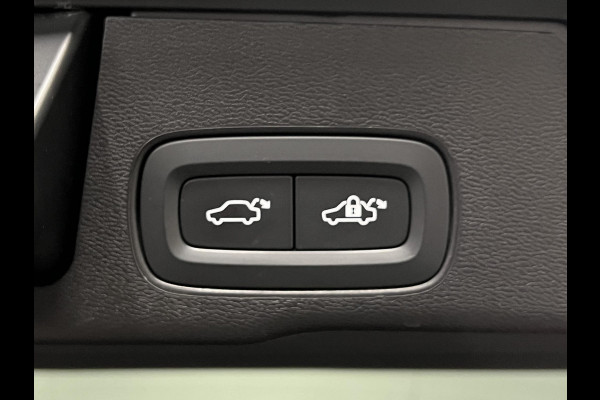 Volvo XC60 2.0 T8 Plug-in hybrid AWD Plus Dark Luchtvering | Trekhaak | Adapt. cruise | Open dak | 360 camera | Harman/Kardon | Stuur-/Stoelverwarming