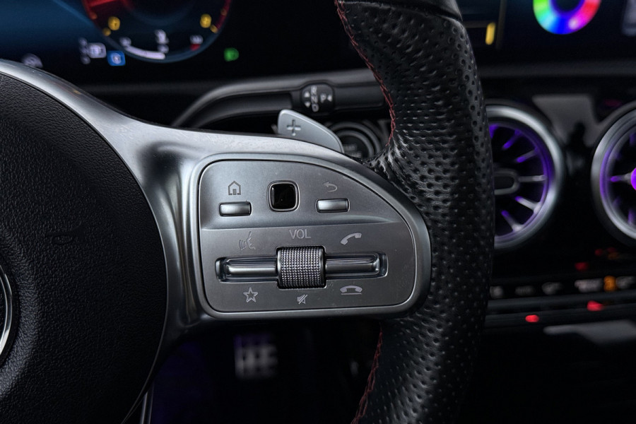 Mercedes-Benz CLA-Klasse 200 Business Solution AMG (PANORAMADAK, STOELVERWARMING, SFEERVERLICHTING, CAMERA, CRUISE CONTROL)