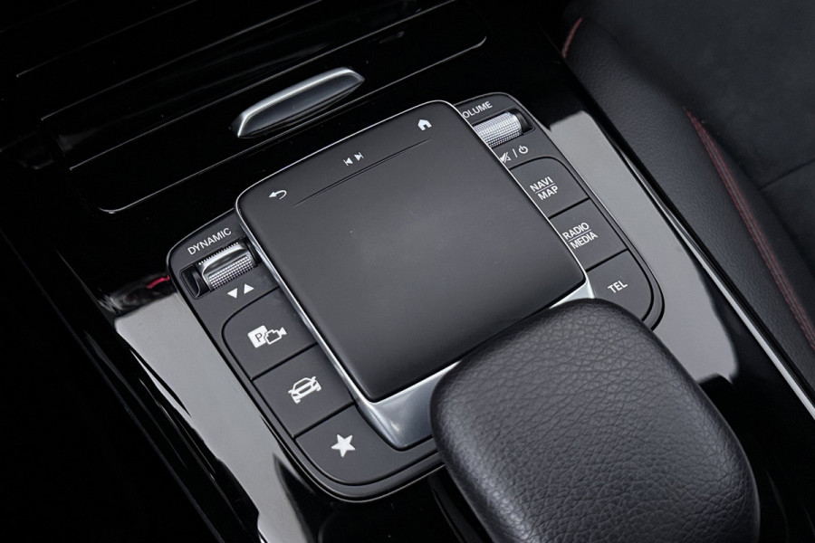 Mercedes-Benz CLA-Klasse 200 Business Solution AMG (PANORAMADAK, STOELVERWARMING, SFEERVERLICHTING, CAMERA, CRUISE CONTROL)