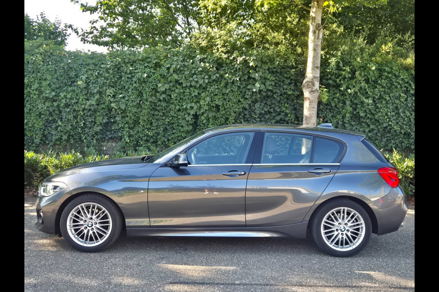BMW 1-serie 120i High Executive M Sport Apple CarPlay Trekhaak LED NAP Dealer onderhouden RIJKLAAR 184pk