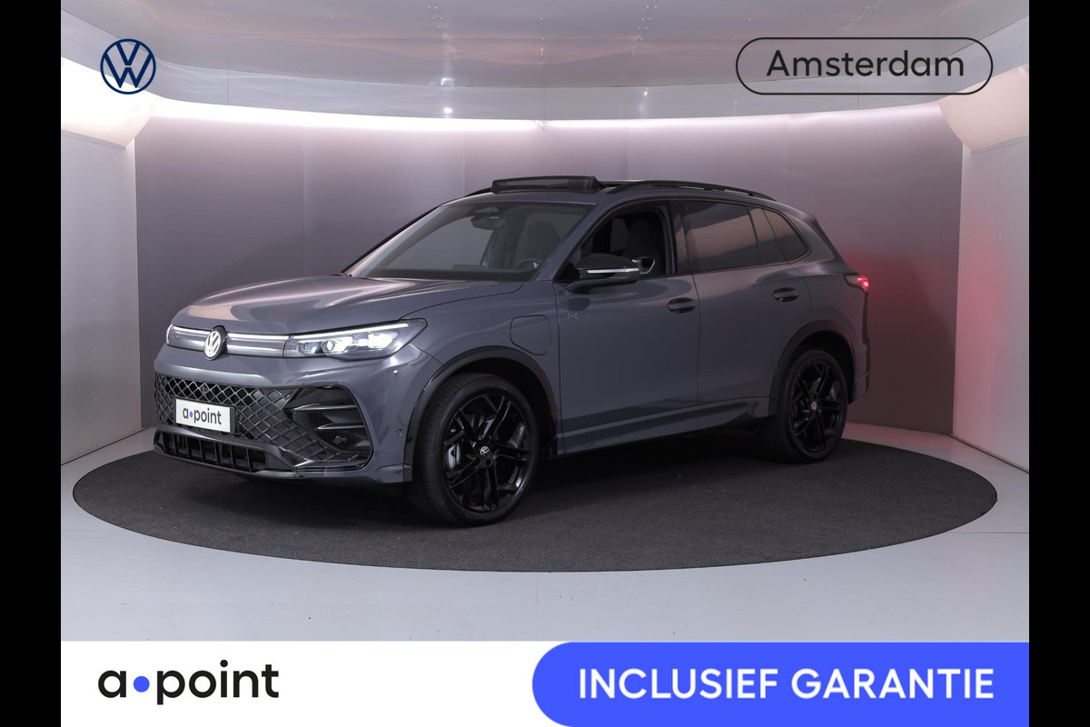 Volkswagen Tiguan 1.5 eHybrid R-Line Edition 204 pk Automaat (DSG) | Verlengde garantie | Navigatie | Panoramadak | Trekhaak (wegklapbaar) | Parkeersensoren (Park assist) | Rondomzicht camera | Black Style pakket | R-Line |