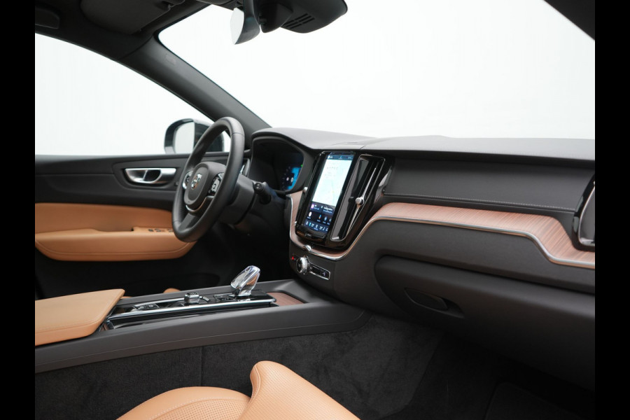 Volvo XC60 T8 AWD Ultimate Dark LONG RANGE PHEV 455pk Dealer O.H. | Trekhaak Af Fabriek | Panodak | Adaptive Cruise | Head Up | 360 Camera | Harman / Kardon | Lederen Comfortzetels Massage & Ventilatie & Memory | Keyless | Stoelen & Stuur Verwarmd | Plug In Hybrid |