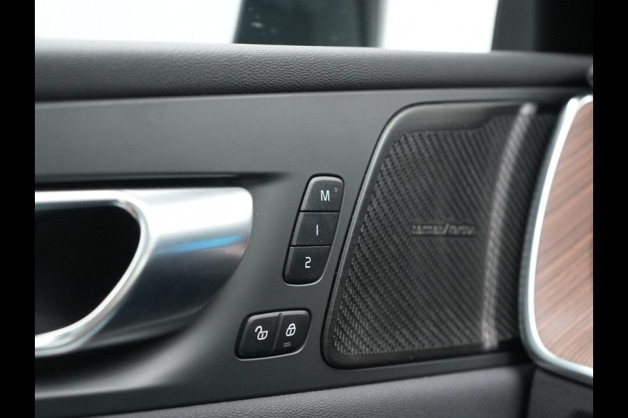 Volvo XC60 T8 AWD Ultimate Dark LONG RANGE PHEV 455pk Dealer O.H. | Trekhaak Af Fabriek | Panodak | Adaptive Cruise | Head Up | 360 Camera | Harman / Kardon | Lederen Comfortzetels Massage & Ventilatie & Memory | Keyless | Stoelen & Stuur Verwarmd | Plug In Hybrid |