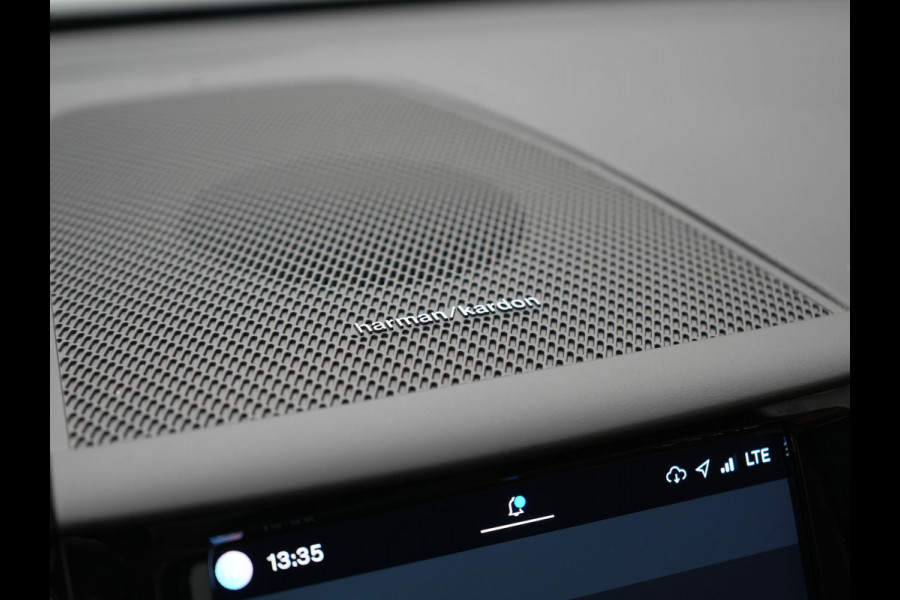 Volvo XC60 T8 AWD Ultimate Dark LONG RANGE PHEV 455pk Dealer O.H. | Trekhaak Af Fabriek | Panodak | Adaptive Cruise | Head Up | 360 Camera | Harman / Kardon | Lederen Comfortzetels Massage & Ventilatie & Memory | Keyless | Stoelen & Stuur Verwarmd | Plug In Hybrid |