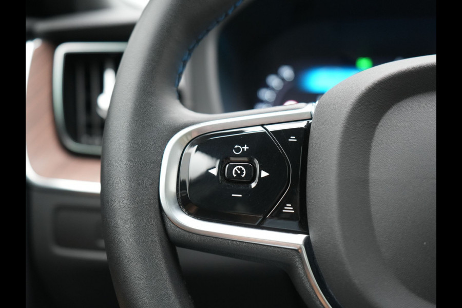 Volvo XC60 T8 AWD Ultimate Dark LONG RANGE PHEV 455pk Dealer O.H. | Trekhaak Af Fabriek | Panodak | Adaptive Cruise | Head Up | 360 Camera | Harman / Kardon | Lederen Comfortzetels Massage & Ventilatie & Memory | Keyless | Stoelen & Stuur Verwarmd | Plug In Hybrid |