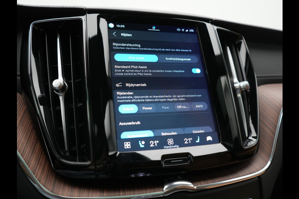 Volvo XC60 T8 AWD Ultimate Dark LONG RANGE PHEV 455pk Dealer O.H. | Trekhaak Af Fabriek | Panodak | Adaptive Cruise | Head Up | 360 Camera | Harman / Kardon | Lederen Comfortzetels Massage & Ventilatie & Memory | Keyless | Stoelen & Stuur Verwarmd | Plug In Hybrid |