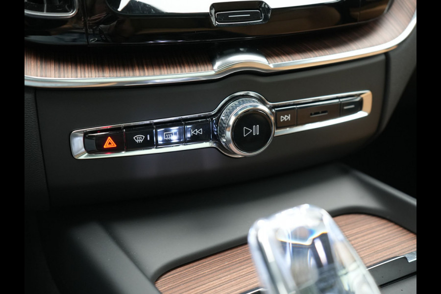 Volvo XC60 T8 AWD Ultimate Dark LONG RANGE PHEV 455pk Dealer O.H. | Trekhaak Af Fabriek | Panodak | Adaptive Cruise | Head Up | 360 Camera | Harman / Kardon | Lederen Comfortzetels Massage & Ventilatie & Memory | Keyless | Stoelen & Stuur Verwarmd | Plug In Hybrid |