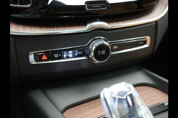 Volvo XC60 T8 AWD Ultimate Dark LONG RANGE PHEV 455pk Dealer O.H. | Trekhaak Af Fabriek | Panodak | Adaptive Cruise | Head Up | 360 Camera | Harman / Kardon | Lederen Comfortzetels Massage & Ventilatie & Memory | Keyless | Stoelen & Stuur Verwarmd | Plug In Hybrid |