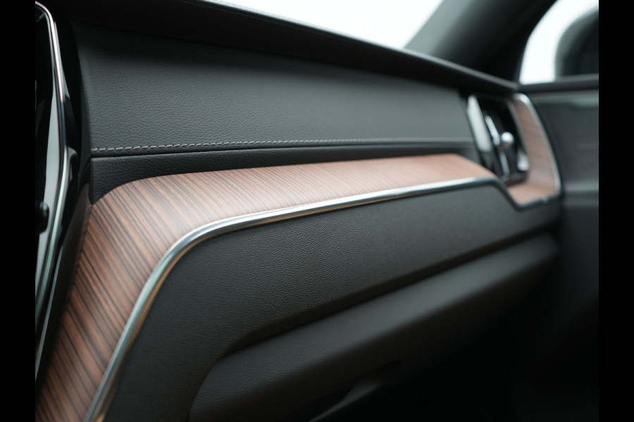 Volvo XC60 T8 AWD Ultimate Dark LONG RANGE PHEV 455pk Dealer O.H. | Trekhaak Af Fabriek | Panodak | Adaptive Cruise | Head Up | 360 Camera | Harman / Kardon | Lederen Comfortzetels Massage & Ventilatie & Memory | Keyless | Stoelen & Stuur Verwarmd | Plug In Hybrid |